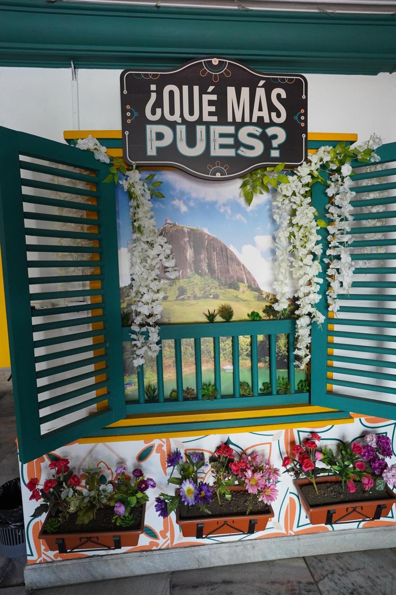 The Wandering Paisa (Adults Only) Hostel Medellin Exterior photo
