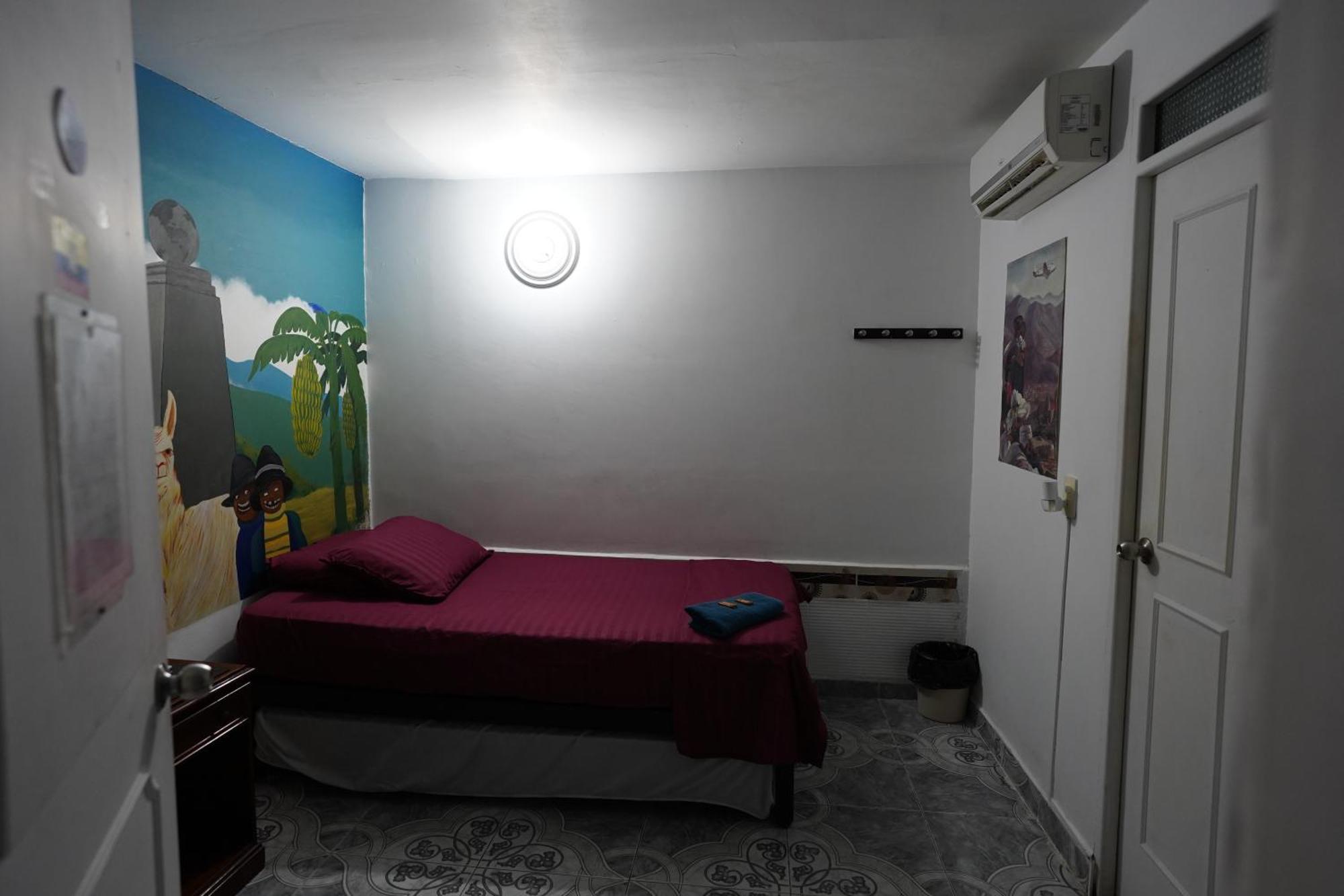 The Wandering Paisa (Adults Only) Hostel Medellin Exterior photo
